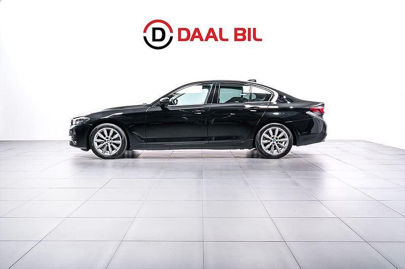 Svart Begagnad 2020 BMW 520 Sedan | 319 700 kr (Marknadspris) - Bild 1/4