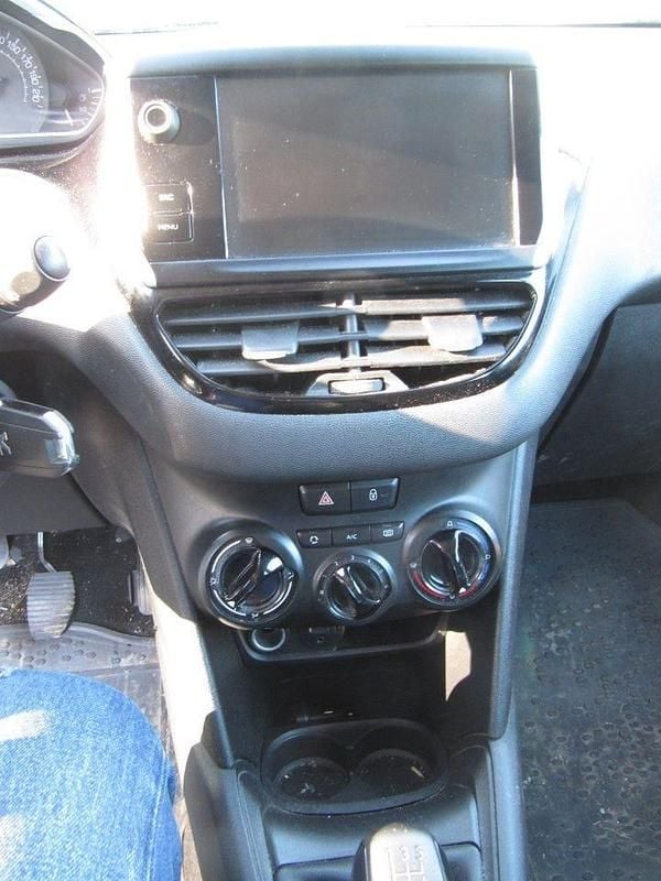 Begagnad Peugeot 208 82 HK (60 kW) 2015 Svart Halvkombi