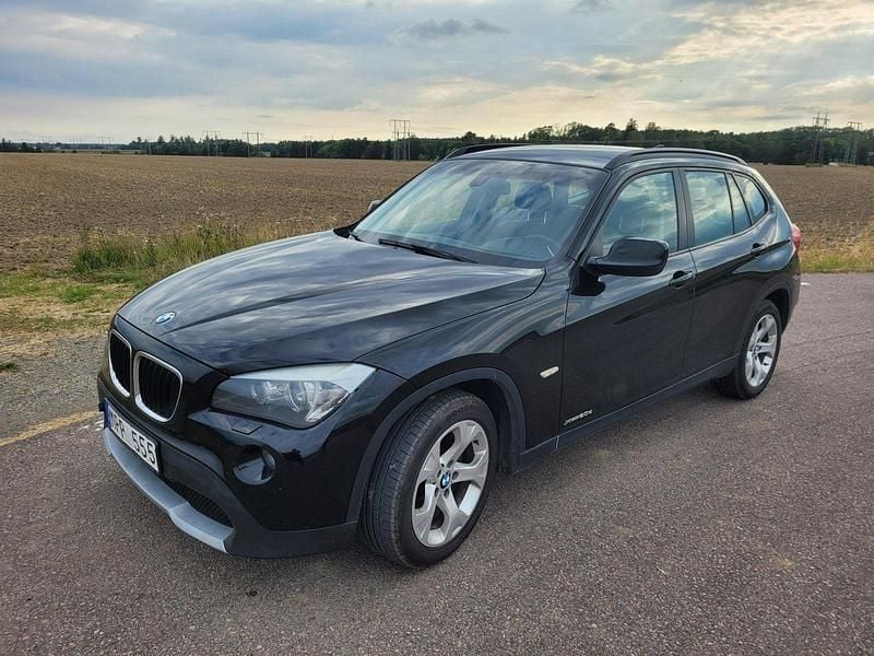 Svart Begagnad 2011 BMW X1 SUV | 59 000 kr (Superpris) - Bild 1/3