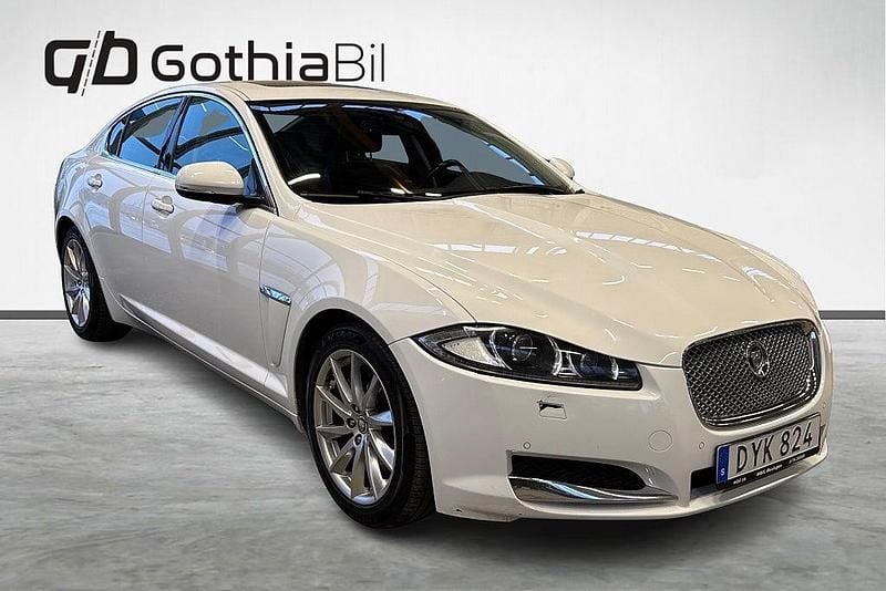 Begagnad Jaguar XF S 241 HK (177 kW) 2012 Vit Sedan