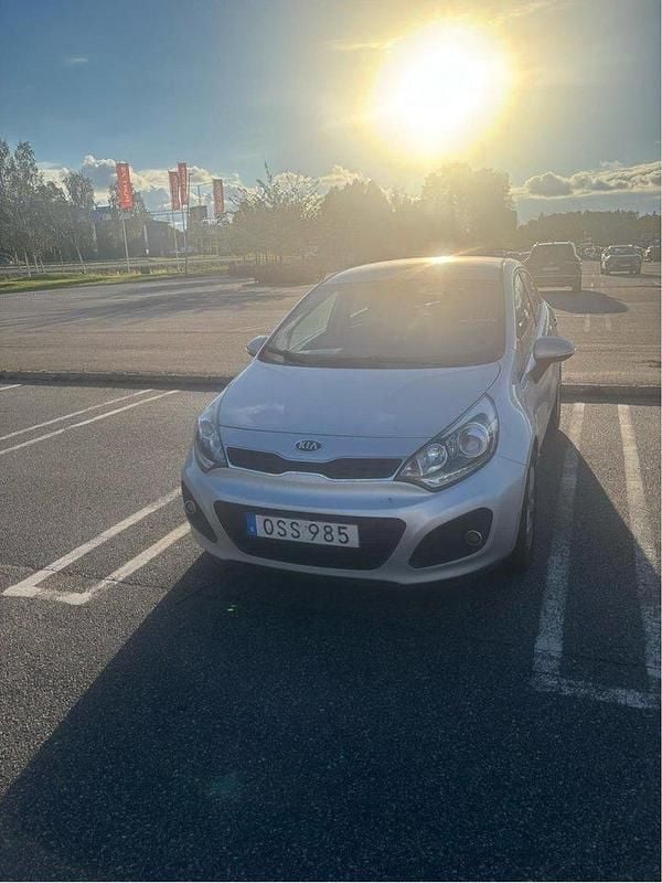 Grå Begagnad 2014 Kia Rio 2 Halvkombi | 82 000 kr (Bra pris) - Bild 1/4