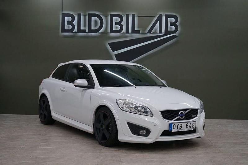 Vit Begagnad 2011 Volvo C30 R-Design Halvkombi | 64 900 kr (Marknadspris) - Bild 1/4