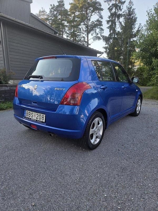 Blå Begagnad 2006 Suzuki Swift Halvkombi | 35 000 kr (Marknadspris) - Bild 1/4
