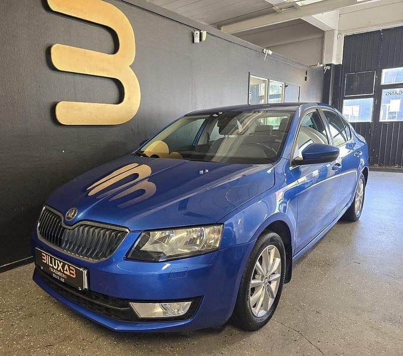 Blå Begagnad 2013 Skoda Octavia Ambition Halvkombi | 89 900 kr (Marknadspris) - Bild 1/4