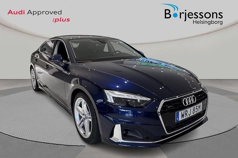 Blå Begagnad 2024 Audi A5 Sportback Proline Halvkombi | 429 900 kr (Marknadspris) - Bild 1/4
