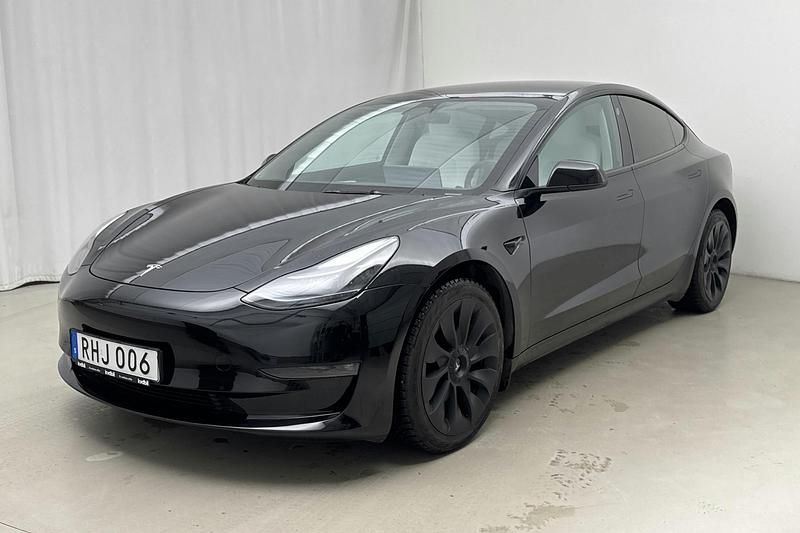 Svart Begagnad 2023 Tesla Model 3 Sedan | 369 000 kr (Marknadspris) - Bild 1/4