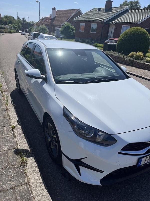 Vit Begagnad 2023 Kia Ceed Advance Halvkombi | 240 000 kr (Bra pris) - Bild 1/4