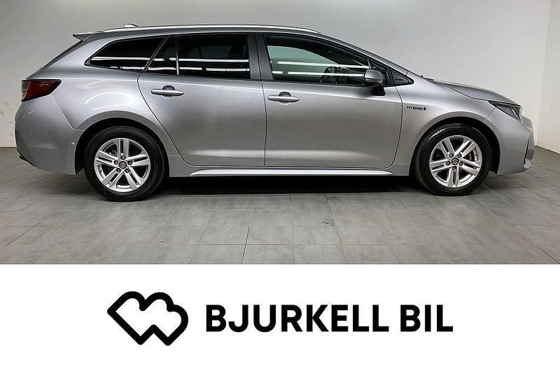 Grå Begagnad 2022 Suzuki Swace Kombi | 229 900 kr (Marknadspris) - Bild 1/4