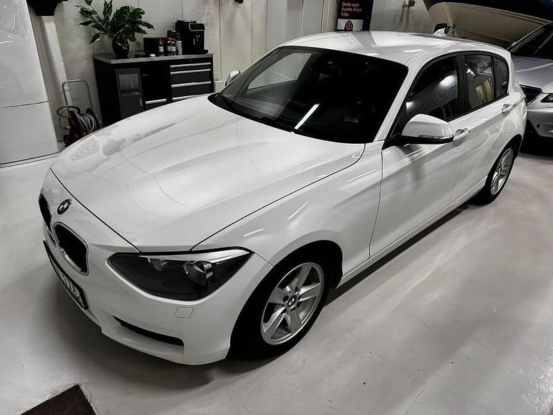 Vit Begagnad 2012 BMW 116 Halvkombi | 69 900 kr (Marknadspris) - Bild 1/4