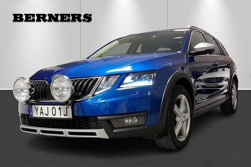 Blå Begagnad 2020 Skoda Octavia Scout Kombi | 249 900 kr (Marknadspris) - Bild 1/4