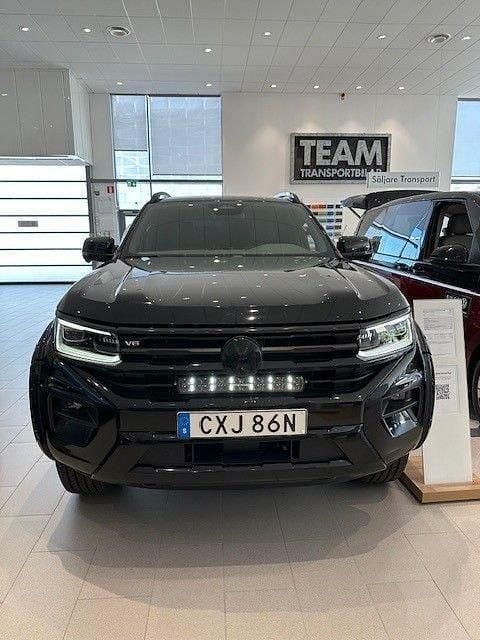 Svart Ny 2025 VW Amarok Aventura Pickup | 1 091 030 kr - Bild 1/4