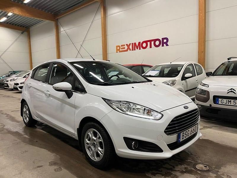 Begagnad Ford Fiesta Titanium 101 HK (74 kW) 2015 Vit Halvkombi