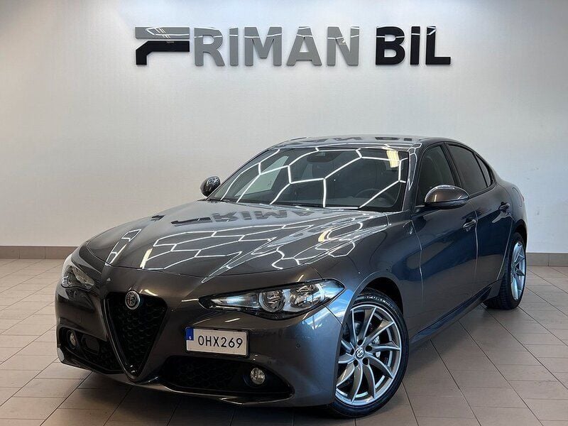 Grå Begagnad 2016 Alfa Romeo Giulia Sedan | 169 900 kr (Superpris) - Bild 1/4