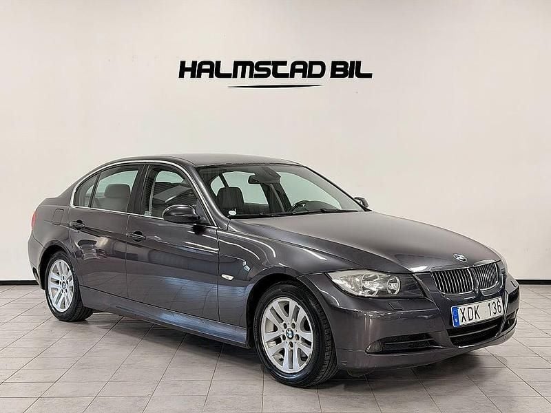 Grå Begagnad 2005 BMW 325 Sedan | 89 500 kr (Marknadspris) - Bild 1/4
