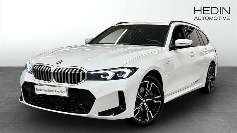 Vit Begagnad 2025 BMW 330 M Sport Kombi | 518 700 kr - Bild 1/4