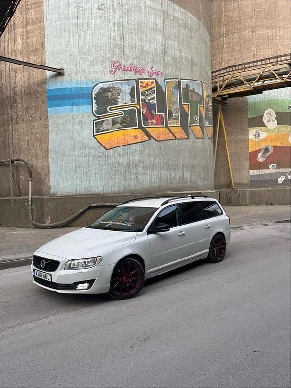 Vit Begagnad 2016 Volvo V70 Momentum Kombi | 150 000 kr (Marknadspris) - Bild 1/3