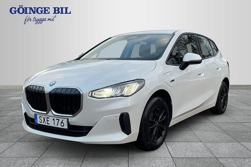 Vit Begagnad 2023 BMW 225 Active Tourer Shadowline Minibuss | 289 000 kr (Marknadspris) - Bild 1/2