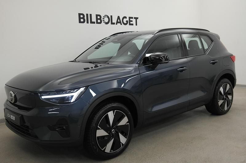 Blå Ny 2026 Volvo EX40 Single Motor Extended Range SUV | 609 900 kr (Marknadspris) - Bild 1/4
