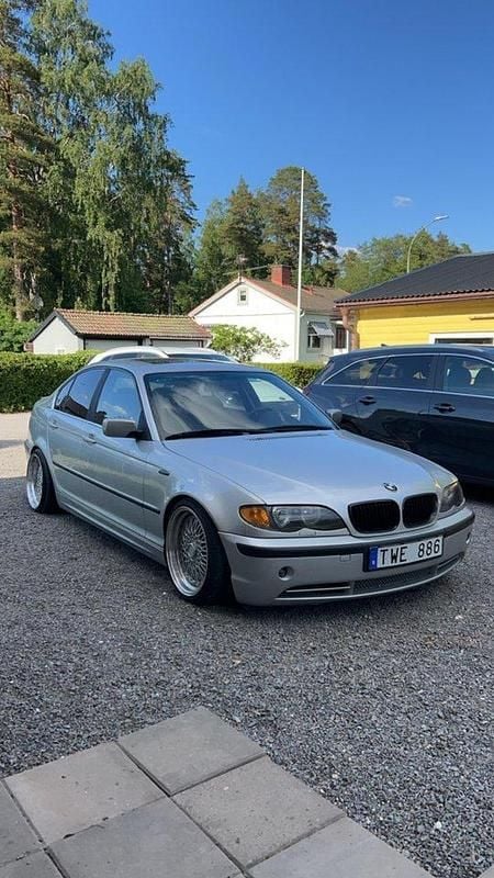 Silver Begagnad 2002 BMW 330 M Sport Sedan | 38 000 kr (Superpris) - Bild 1/4