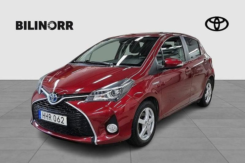 Röd Begagnad 2016 Toyota Yaris Hybrid Edition Halvkombi | 156 900 kr (Marknadspris) - Bild 1/4