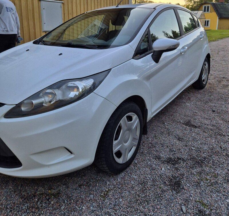 Vit Begagnad 2010 Ford Fiesta Halvkombi | 23 500 kr (Marknadspris) - Bild 1/4