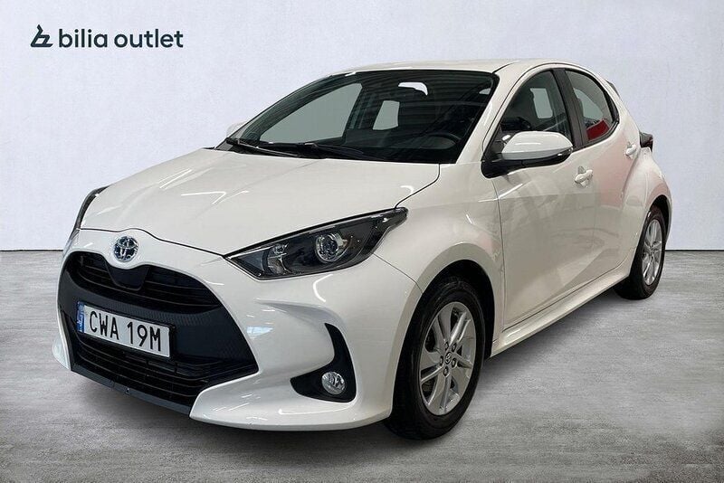 Vit Begagnad 2023 Toyota Yaris Hybrid Active Halvkombi | 229 000 kr (Marknadspris) - Bild 1/4