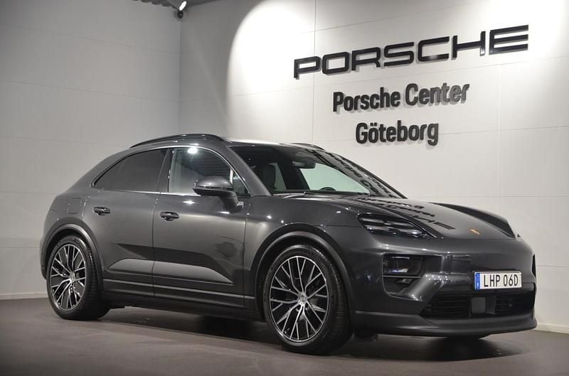 Grå (grey) Begagnad 2024 Porsche Macan SUV | 1 050 000 kr (Marknadspris) - Bild 1/4