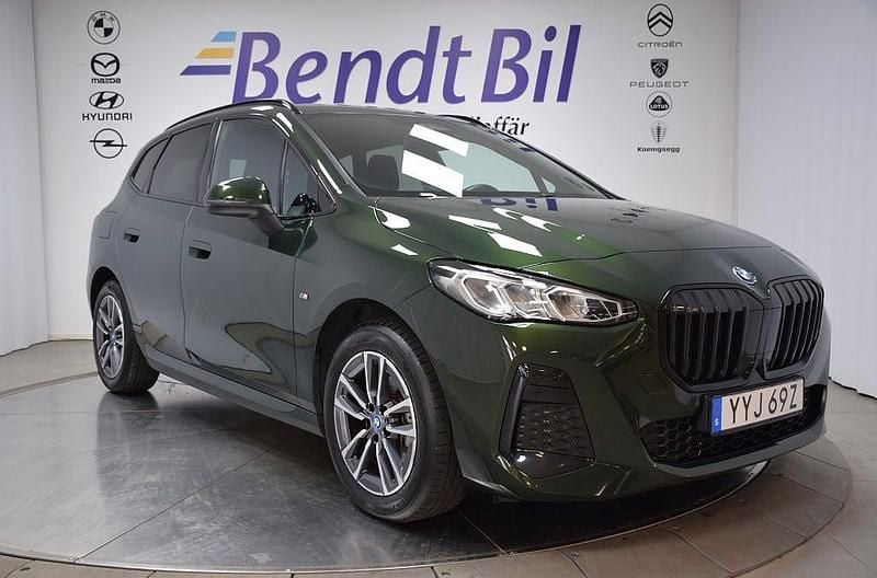 Grön Begagnad 2024 BMW 225 Active Tourer M Sport Minibuss | 369 500 kr - Bild 1/3