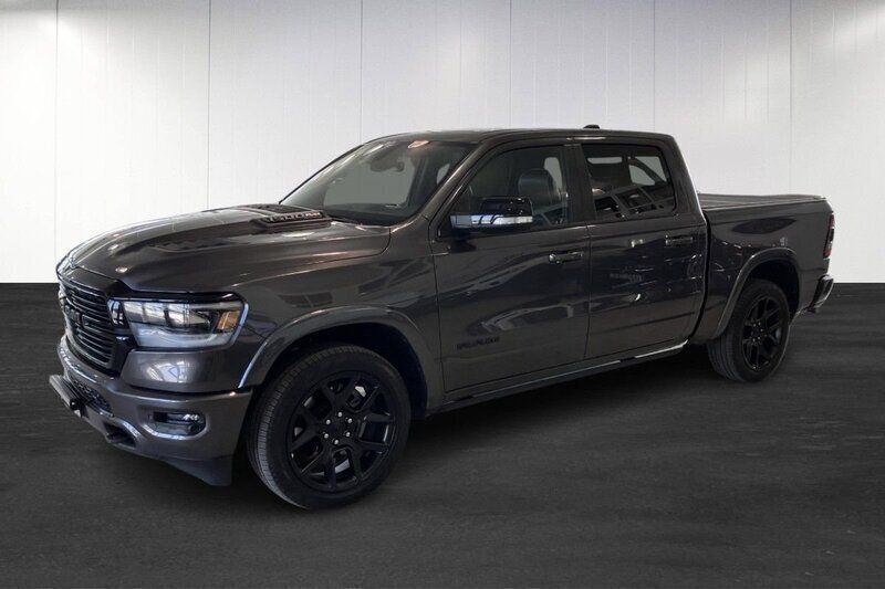 Mörkgrå (grey) Begagnad 2022 RAM 1500 Pickup | 731 250 kr (Superpris) - Bild 1/4