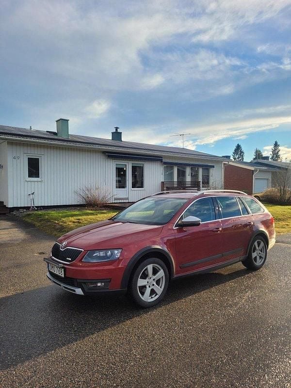 Röd Begagnad 2015 Skoda Octavia Scout Kombi | 105 000 kr (Marknadspris) - Bild 1/4