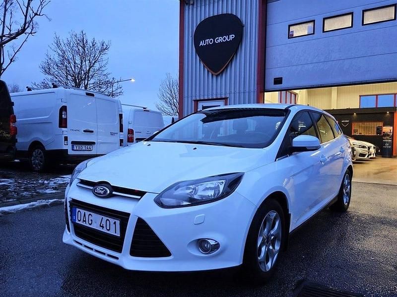 Vit Begagnad 2013 Ford Focus Titanium Kombi | 69 900 kr (Marknadspris) - Bild 1/4