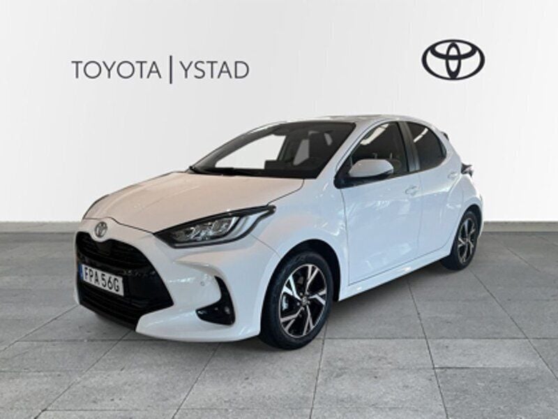 Vit Begagnad 2024 Toyota Yaris Hybrid Active Halvkombi | 264 000 kr (Lite dyr) - Bild 1/4