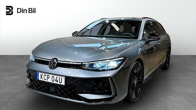 Mörkgrå Begagnad 2024 VW Passat R-line Kombi | 464 900 kr - Bild 1/4