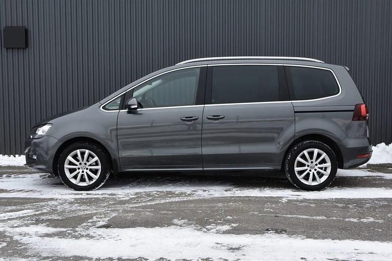 Begagnad VW Sharan 150 HK (110 kW) 2021 Mörkgrå Minibuss