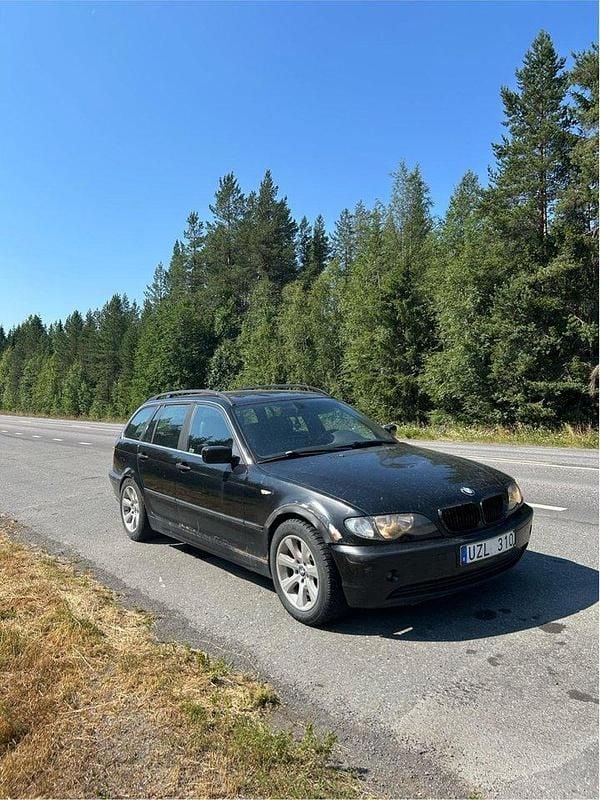 Svart Begagnad 2004 BMW 318 Kombi | 8 000 kr (Bra pris) - Bild 1/4