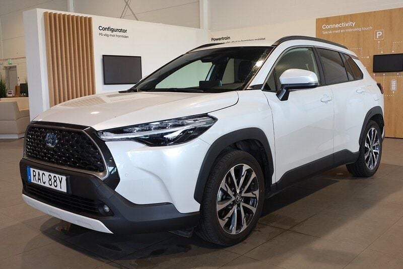 Vit Begagnad 2022 Toyota Corolla Cross Style SUV | 349 900 kr (Bra pris) - Bild 1/2