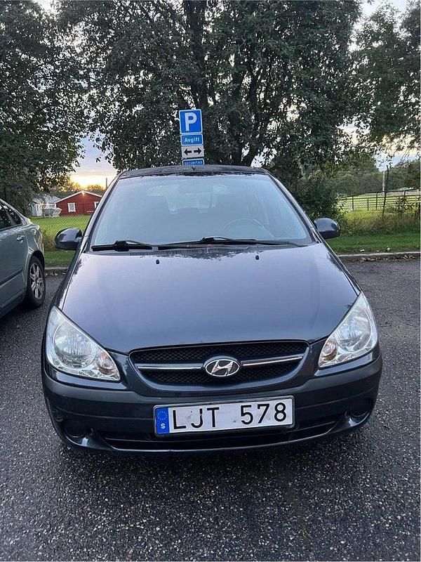 Grå Begagnad 2006 Hyundai Getz Halvkombi | 17 500 kr (Marknadspris) - Bild 1/4