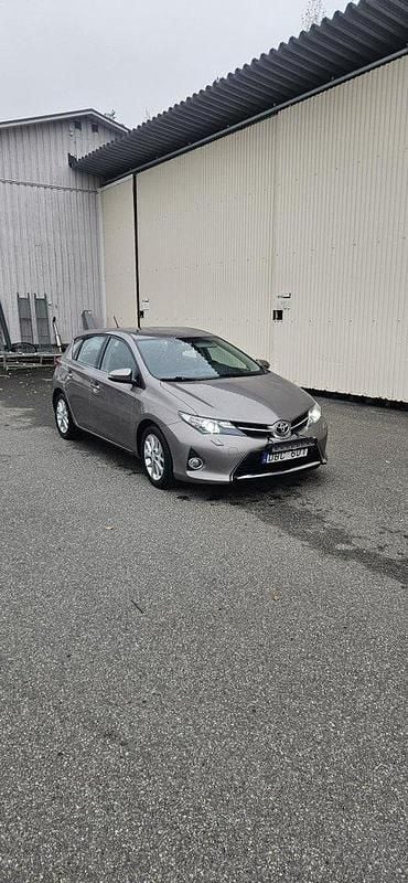 Brun Begagnad 2013 Toyota Auris Halvkombi | 109 000 kr (Marknadspris) - Bild 1/4