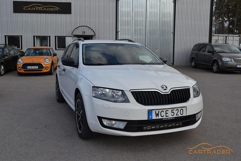 Vit Begagnad 2015 Skoda Octavia Kombi | 54 900 kr (Bra pris) - Bild 1/4