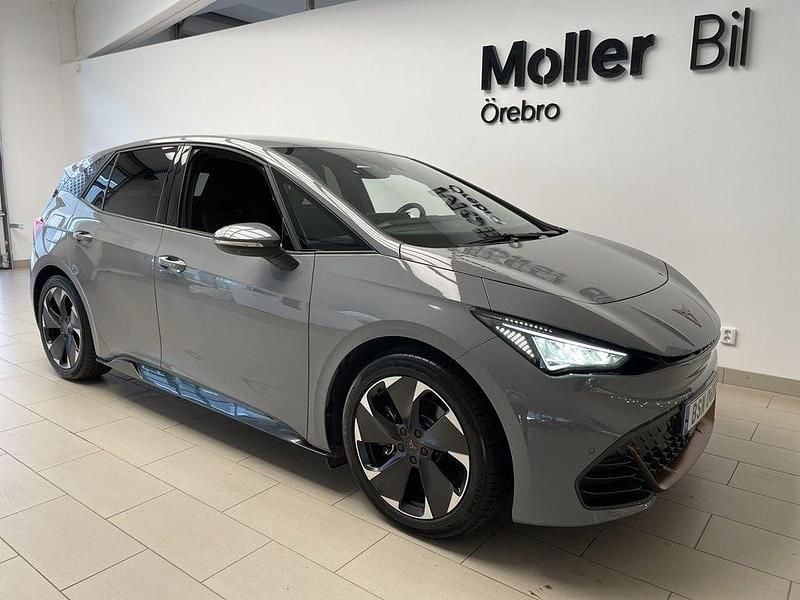 Ljusgrå (vapor grey) Begagnad 2022 Cupra Born e-Boost Halvkombi | 269 900 kr (Marknadspris) - Bild 1/4
