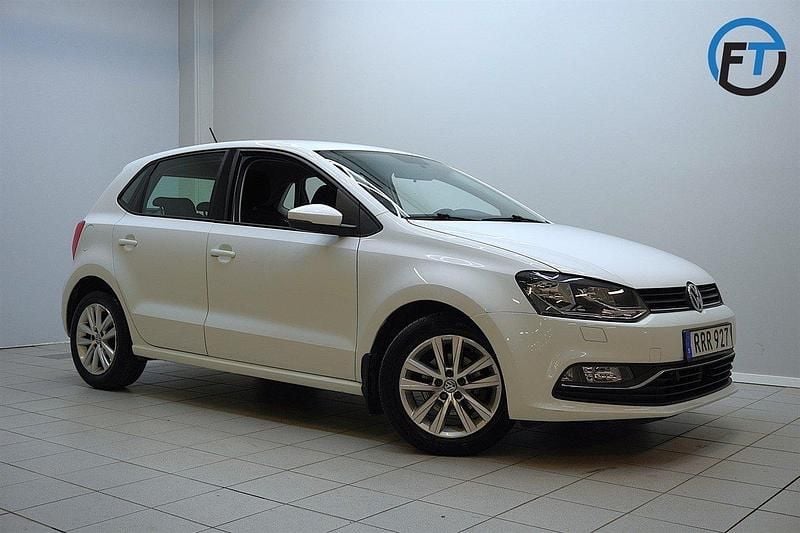 Vit Begagnad 2016 VW Polo Halvkombi | 99 800 kr (Marknadspris) - Bild 1/4