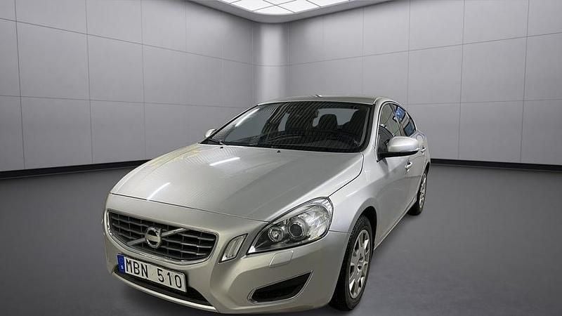 Grå Begagnad 2011 Volvo S60 Momentum Sedan | 129 800 kr (Marknadspris) - Bild 1/4