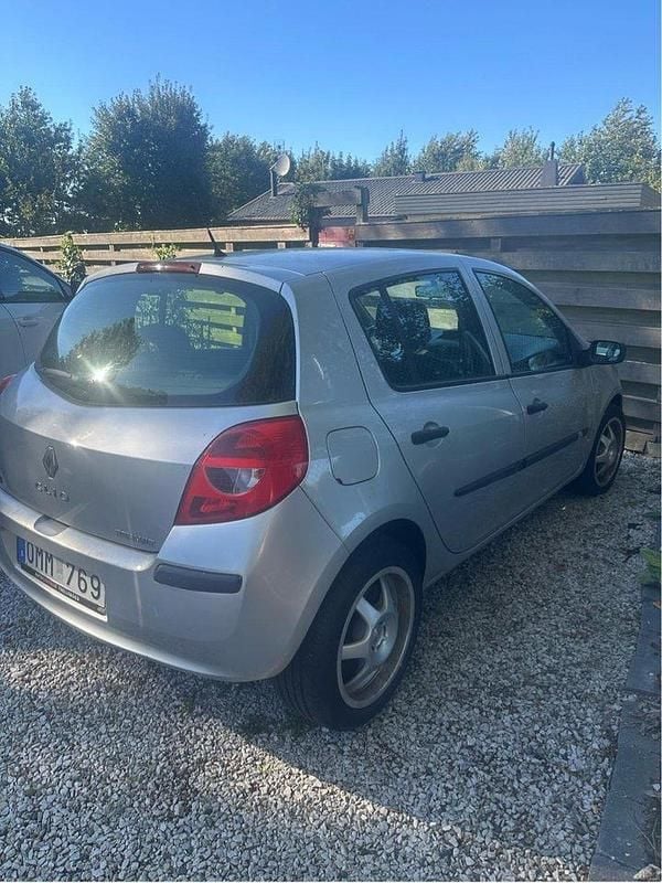 Grå Begagnad 2007 Renault Clio R.S. Halvkombi | 28 500 kr (Marknadspris) - Bild 1/4