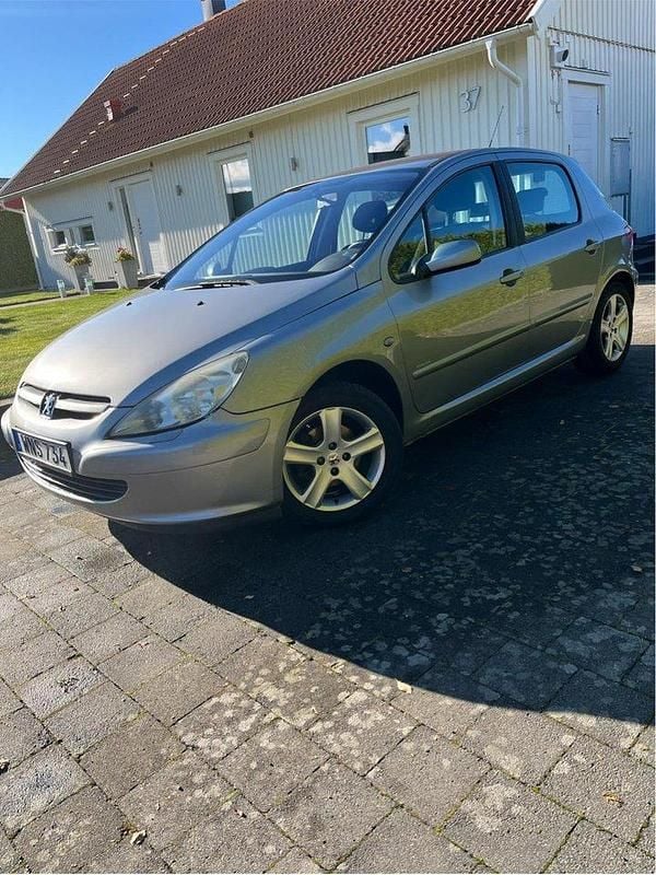 Grå Begagnad 2005 Peugeot 307 Sport Halvkombi | 29 000 kr (Lite dyr) - Bild 1/4