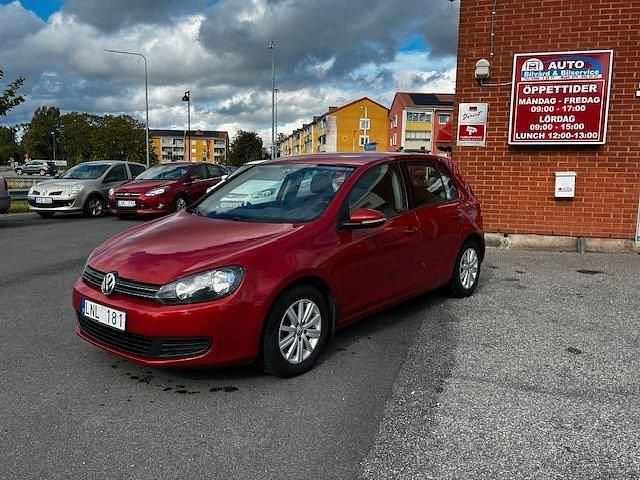 Röd Begagnad 2011 VW Golf VI Halvkombi | 64 900 kr (Marknadspris) - Bild 1/4