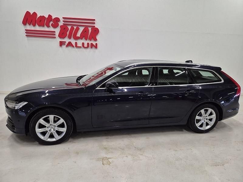 Mörkblå (mblå) Begagnad 2017 Volvo V90 Momentum Kombi | 229 900 kr (Marknadspris) - Bild 1/4