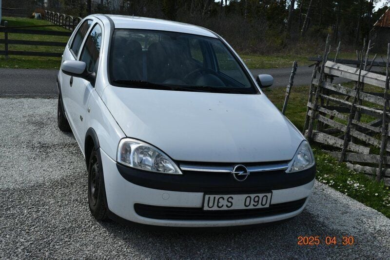 Vit Begagnad 2003 Opel Corsa Halvkombi | 19 800 kr (Marknadspris) - Bild 1/3