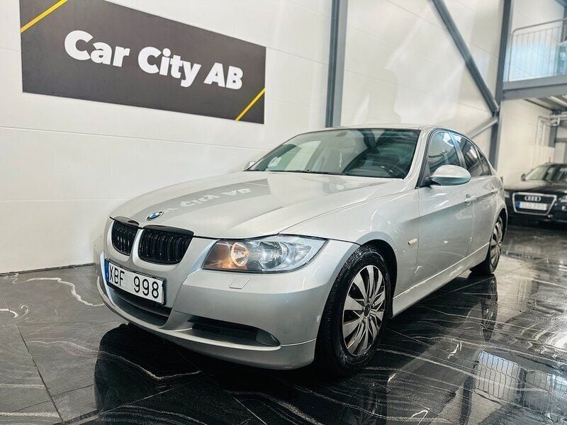 Ljusgrå (grå) Begagnad 2005 BMW 320 Advantage Sedan | 54 900 kr (Marknadspris) - Bild 1/4