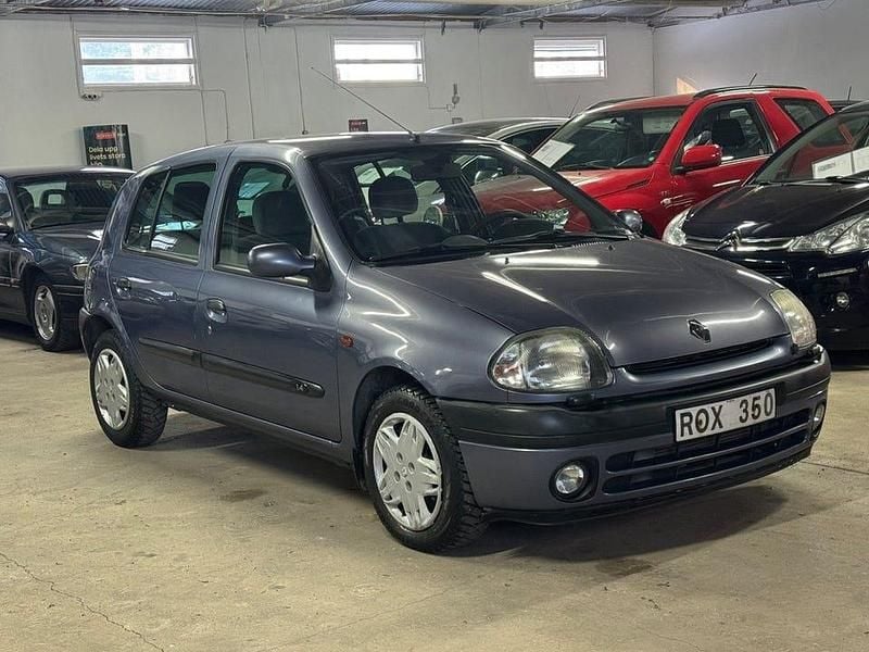 Begagnad Renault Clio II 75 HK (55 kW) 2000 Blå Halvkombi