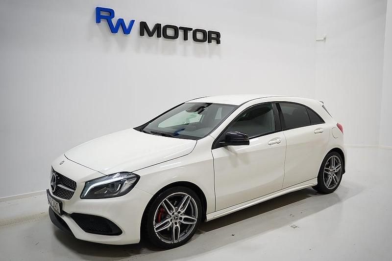 Vit Begagnad 2016 Mercedes A200 AMG Halvkombi | 168 900 kr (Marknadspris) - Bild 1/4